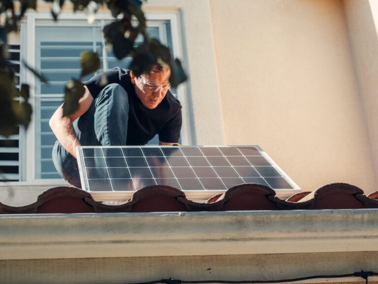 Montar paneles solares privados: Requisitos legales y técnicos que debes conocer