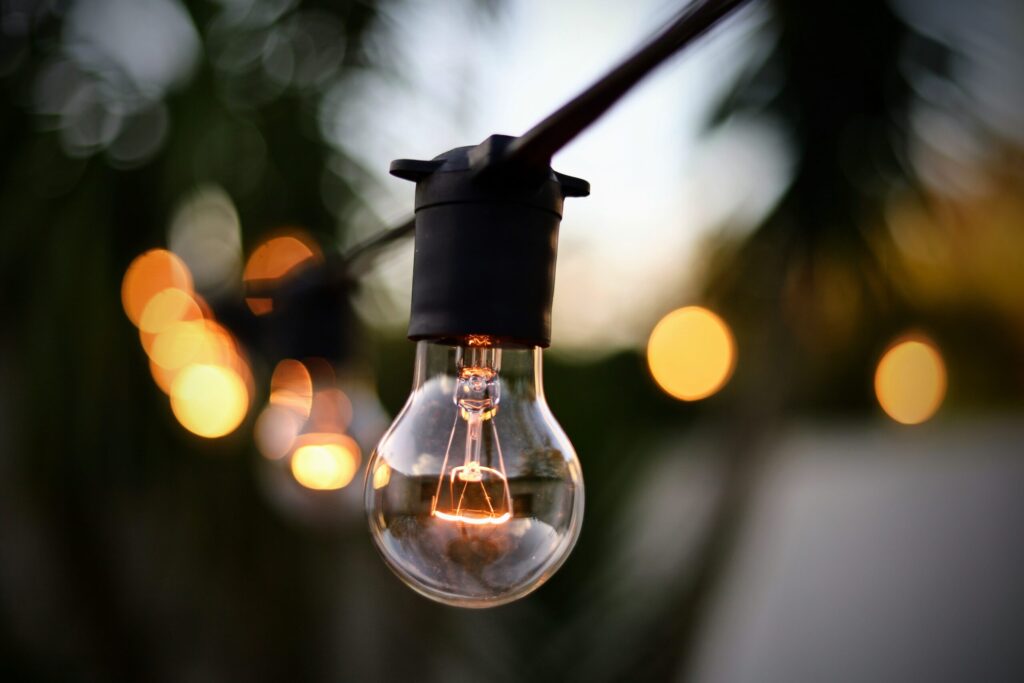 Cómo evitar las subidas en el precio de la luz. Las ventajas de la tarifa fija de luz