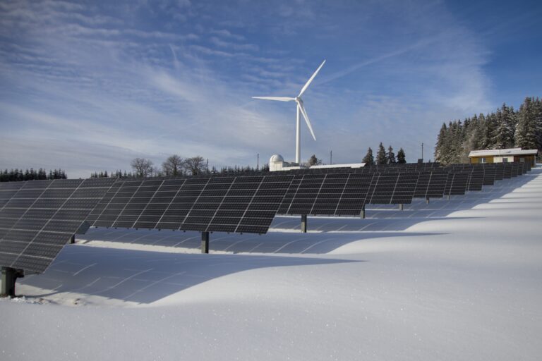 Los parques solares, a pleno rendimiento mientras la eólica supone el 70% de la energía no consumida en España
